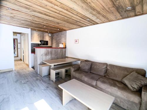 un salon avec un canapé et une table dans l'établissement Résidence Tommeuses - Studio rénové·Pieds des pistes ·Balcon MAE-6704, à Tignes