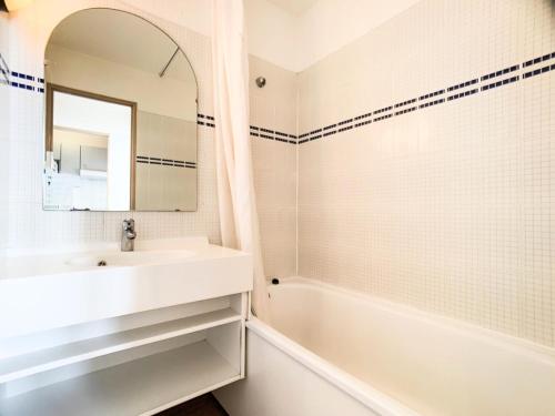 une salle de bain blanche avec un lavabo et une baignoire dans l'établissement Résidence Rond Point Des Pistes A - Appartement proche des pistes·Balcon MAE-6728, à Tignes