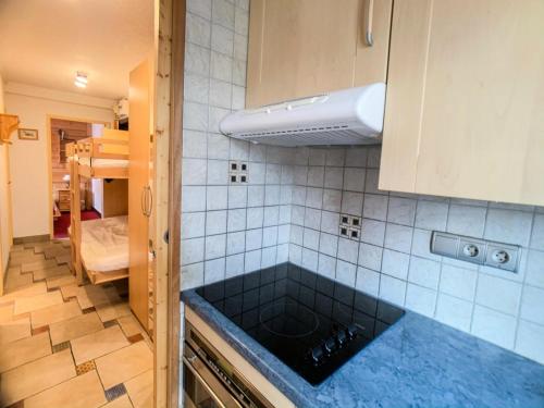 une cuisine avec un évier et un plan de travail dans l'établissement Résidence Grand Tichot A - Appartement lumineux · Proche des pistes MAE-6737, à Tignes