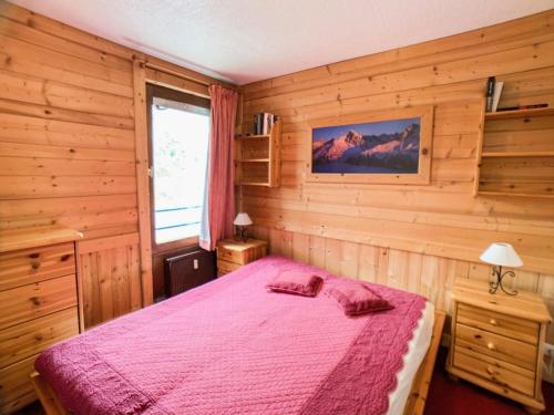 une chambre avec un lit dans une pièce en bois dans l'établissement Résidence Grand Tichot A - Appartement lumineux · Proche des pistes MAE-6737, à Tignes