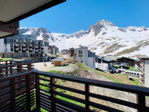 - un balcon offrant une vue sur une ville avec des montagnes enneigées dans l'établissement Résidence Curling B1-b2 - Appartement accueillant et lumineux · MAE-6772, à Tignes