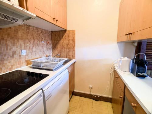 une cuisine avec un évier et un plan de travail dans l'établissement Résidence Grand Tichot B - 2 pièces au dessus du sherpa MAE-6780, à Tignes