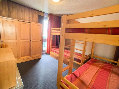 une chambre avec deux lits superposés et une fenêtre dans l'établissement Résidence Grand Tichot B - 2 pièces au dessus du sherpa MAE-6780, à Tignes