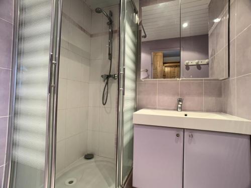 une salle de bain avec une douche, un lavabo et un miroir dans l'établissement Résidence Platieres - Studio au centre du Val Claret haut MAE-6750, à Tignes
