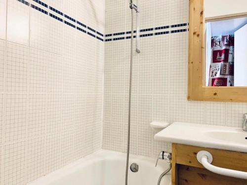 une salle de bain avec douche et lavabo dans l'établissement Résidence Rond Point Des Pistes B - Studio lumineux·Proche des pistes et des commerces MAE-6792, à Tignes