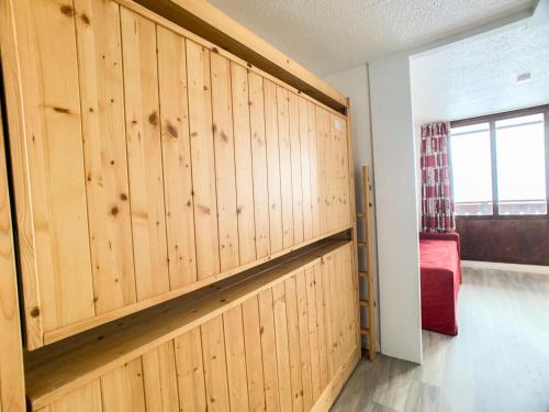 Cette chambre dispose de murs lambrissés et d'une fenêtre. dans l'établissement Résidence Rond Point Des Pistes B - Studio lumineux·Proche des pistes et des commerces MAE-6792, à Tignes