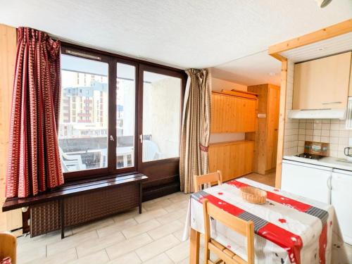 une cuisine avec une table et une grande fenêtre dans l'établissement Résidence Platieres - Studio au centre du Val Claret haut MAE-6750, à Tignes