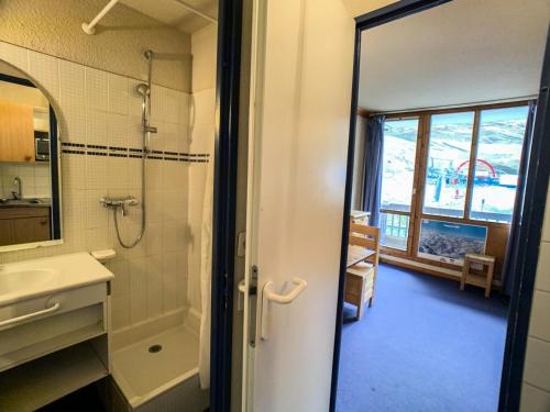 une salle de bain avec une douche, un lavabo et un miroir dans l'établissement Résidence Rond Point Des Pistes C - Studio·Proche des pistes·Balcon MAE-6804, à Tignes