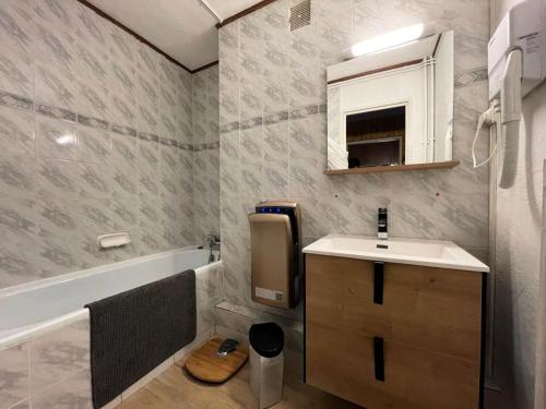 une salle de bain avec un lavabo, des toilettes et une baignoire dans l'établissement Résidence Pramecou - 2 pièces confort à proximité des commerces MAE-6783, à Tignes
