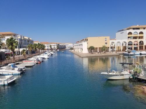 Sète Marina des Quilles, grand T2 climatisé, proche plage, parking privé
