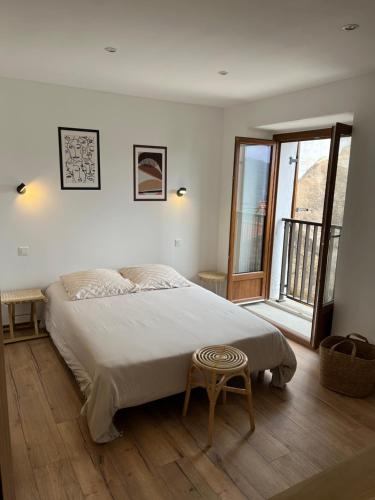 une chambre avec un lit avec un tabouret dedans dans l'établissement Casa Amarina, à Olmeto