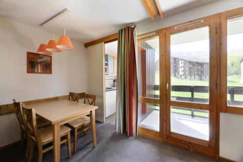 une salle à manger avec une table et une fenêtre dans l'établissement Résidence Agate - Studio pour 4 Personnes 294, à Mâcot La Plagne