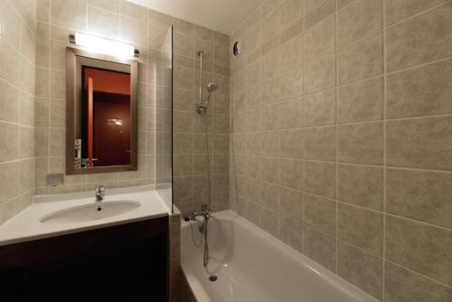 une salle de bain avec un lavabo et une baignoire dans l'établissement Résidence Quartz - 2 Pièces pour 4 Personnes 284, à Mâcot La Plagne