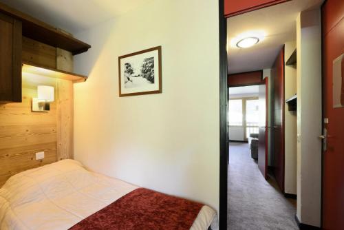 - une petite chambre avec un lit et un couloir dans l'établissement Résidence Quartz - 2 Pièces pour 4 Personnes 284, à Mâcot La Plagne