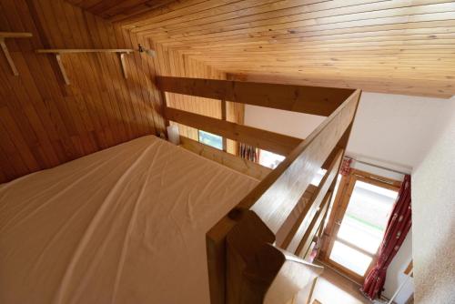 Cette chambre dispose d'un lit en mezzanine et d'une fenêtre. dans l'établissement Résidence Onyx - 2 Pièces pour 5 Personnes 354, à Mâcot La Plagne
