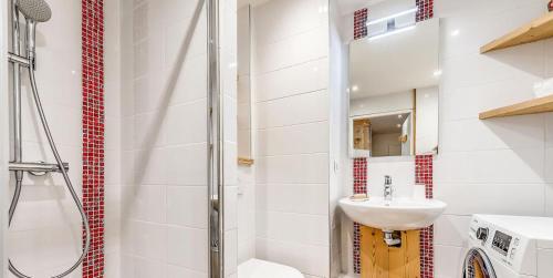 une salle de bain avec un lavabo et une douche dans l'établissement Résidence Soleil - Appartement 3 entièrement rénové - très belle vue lac MAE-9324, à Tignes