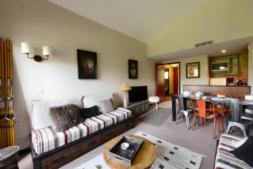 un salon avec un canapé et une table dans l'établissement Résidence Quartz - 4 Pièces pour 8 Personnes 004, à Mâcot La Plagne
