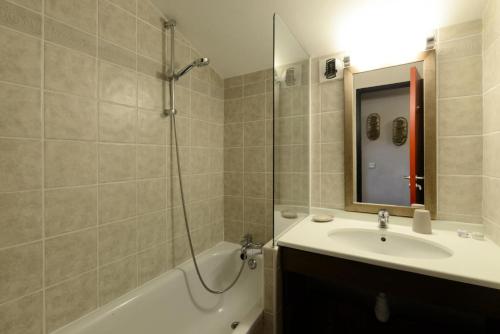 une salle de bain avec une baignoire, un lavabo et une douche dans l'établissement Résidence Quartz - 4 Pièces pour 8 Personnes 004, à Mâcot La Plagne