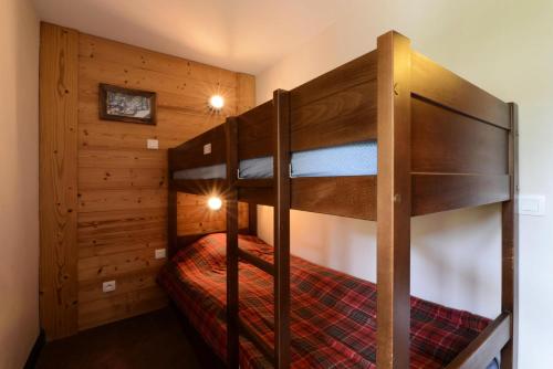 une chambre avec deux lits superposés dans une pièce dans l'établissement Résidence Quartz - 4 Pièces pour 8 Personnes 004, à Mâcot La Plagne