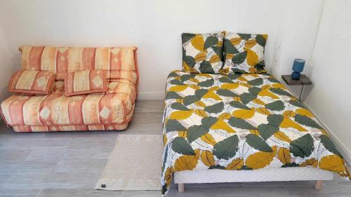 une chambre avec un lit et un canapé dans l'établissement La Perle des Océans - Résidence Tobago!, à Canet