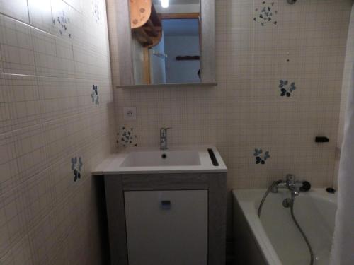 une salle de bain avec un lavabo et une baignoire dans l'établissement Résidence L'ermitage - Appartement 2 pièces pour 4 personnes situé à Méribel centre proche des commerces et des pistes de ski MAE-3004, à Les Allues