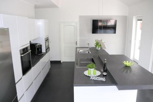 Η κουζίνα ή μικρή κουζίνα στο Residenz Waldblick 5 STERNE Penthouse-Ferienwohnung Klassifizierung DTV