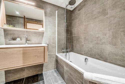 a bathroom with a tub and a sink at Résidence Eagle Lodge - En chalet 6 Pièces duplex 4 - 124m2 MAE-3964 in Tignes