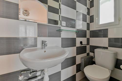 une salle de bain avec un lavabo et des toilettes dans l'établissement Sun94, à Fontenay-sous-Bois