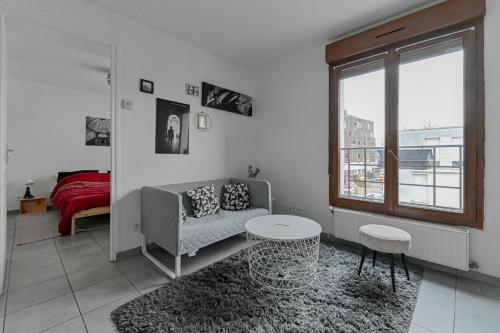 un salon avec un canapé et une table dans l'établissement Sun94, à Fontenay-sous-Bois