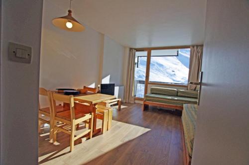 un salon avec une table et des chaises et une fenêtre dans l'établissement Résidence Home Club 2 - Plusieurs studios disponibles pour vos séjours en famille ou entre amis MAE-2744, à Tignes