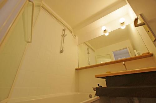 La salle de bains est pourvue d'une baignoire et d'un miroir. dans l'établissement Résidence Home Club 2 - Plusieurs studios disponibles pour vos séjours en famille ou entre amis MAE-2744, à Tignes