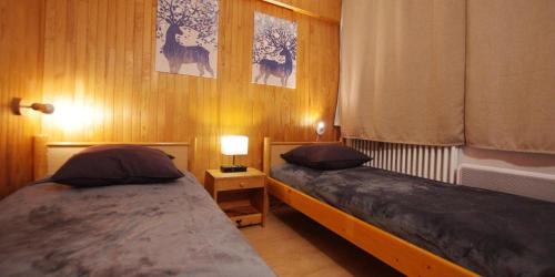 une chambre avec deux lits et une lampe et une fenêtre dans l'établissement Résidence Cimes - Très belle vue Lac et Grande Motte MAE-7774, à Tignes