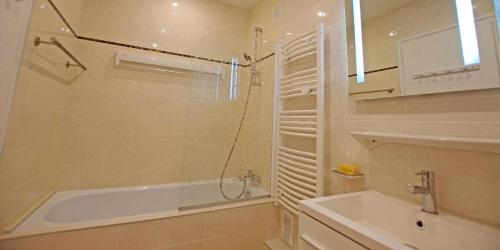 une salle de bain avec une douche, une baignoire et un lavabo dans l'établissement Résidence Cimes - Très belle vue Lac et Grande Motte MAE-7774, à Tignes