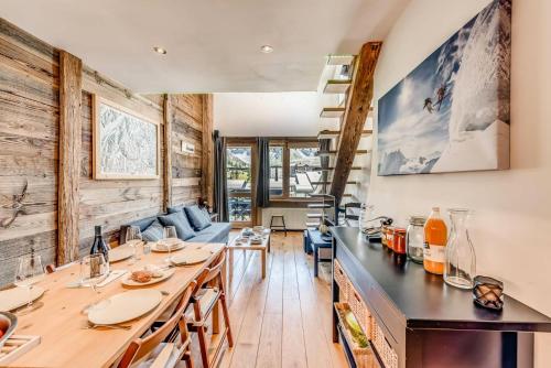 une cuisine et une salle à manger avec une table et des chaises dans l'établissement Résidence Hameaux De Toviere - Appartement élégant sur 3 niveaux - vue panoramique MAE-3034, à Tignes