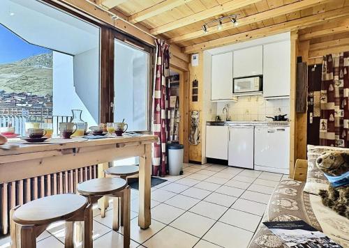une cuisine avec un comptoir et des tabourets dans une pièce dans l'établissement Résidence Les Trolles - JOLI APPARTEMENT 4 PERSONNES PRES DES PISTES MAE-3604, à Tignes