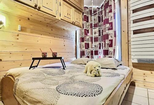 - un ours en peluche assis sur un lit dans une pièce dans l'établissement Résidence Les Trolles - JOLI APPARTEMENT 4 PERSONNES PRES DES PISTES MAE-3604, à Tignes