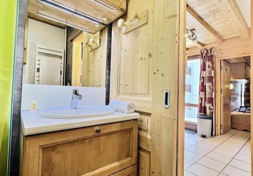 une salle de bain avec un lavabo et un miroir dans l'établissement Résidence Les Trolles - JOLI APPARTEMENT 4 PERSONNES PRES DES PISTES MAE-3604, à Tignes