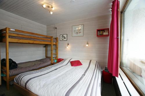 une chambre avec un lit superposé dans une pièce dans l'établissement Résidence Glaciers - Petit 2 pièces familial bien équipé MAE-6984, à Tignes