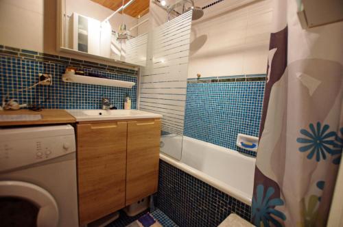 une salle de bain avec un lavabo et une machine à laver dans l'établissement Résidence Glaciers - Petit 2 pièces familial bien équipé MAE-6984, à Tignes