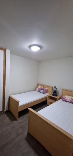 una stanza con due letti in una stanza di malibu bay resort a Ed Dkârîne
