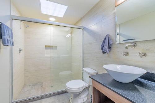 a bathroom with a shower and a toilet and a sink at Hermoso Depa en Centro Historico con Mini split in Durango