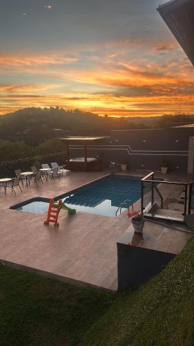 Der Swimmingpool an oder in der Nähe von Chácara Gama em condomínio Igarata-SP - Jacuzzi com hidromassagem, piscina e sauna