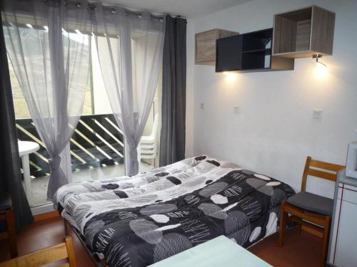 une chambre avec un lit et une grande fenêtre dans l'établissement Résidence Balcons Du Soleil 2-mp - ST4pers BALCONS DU SOLEIL 54B- Peyresourde MAE-0014, à Germ