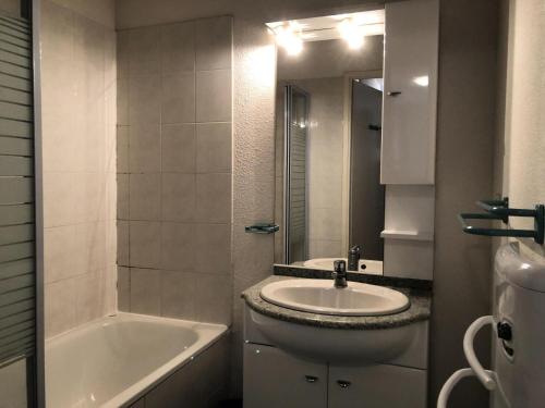 une salle de bain avec un lavabo et une baignoire dans l'établissement Résidence Balcons Du Soleil 2-mp - ST4pers BALCONS DU SOLEIL 54B- Peyresourde MAE-0014, à Germ