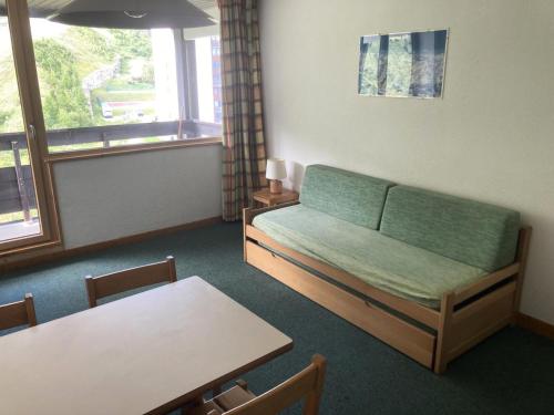 une chambre avec un canapé, une table et une fenêtre dans l'établissement Résidence Home Club 2 - Plusieurs studios disponibles pour vos séjours en famille ou entre amis MAE-1234, à Tignes