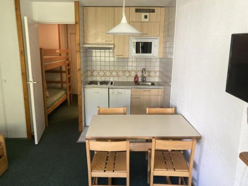 une cuisine avec une table et des chaises dans une pièce dans l'établissement Résidence Home Club 2 - Plusieurs studios disponibles pour vos séjours en famille ou entre amis MAE-1234, à Tignes
