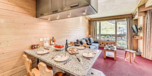 une cuisine et un salon avec une table et des chaises dans l'établissement Résidence MoutiÈres B - Rénové 4 étoiles, confortable MAE-7634, à Tignes