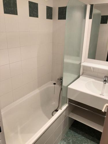 une salle de bain avec une baignoire blanche et un lavabo dans l'établissement Résidence Home Club 2 - Plusieurs studios disponibles pour vos séjours en famille ou entre amis MAE-1234, à Tignes