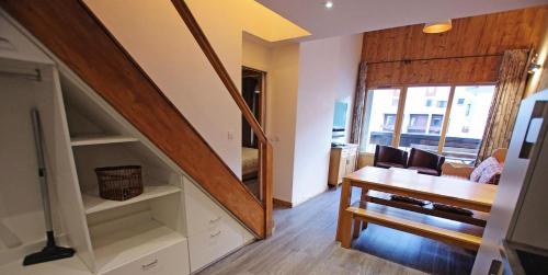 - un salon avec une table à manger et un escalier dans l'établissement Résidence Grand Tichot B - 4 pièces 80m2 - Au coeur du Val Claret MAE-2314, à Tignes