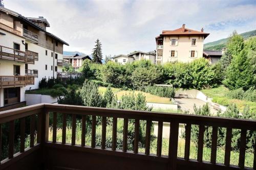 uma vista da varanda de uma casa em Résidence Grand Coeur - Très joli 2 pièces situé proche du centre de Bourg St Maurice MAE-8794 em Bourg-Saint-Maurice